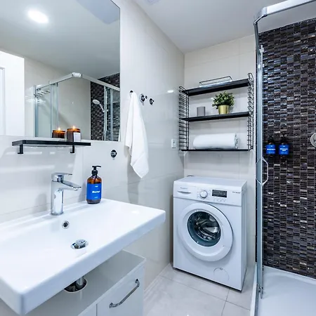 Days - With 100 Mbps Wifi, Tv & Netflix In New Town * Πράγα